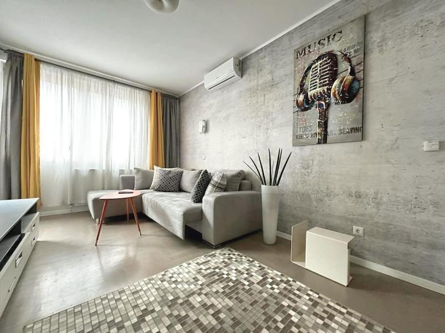 Urban Oasis: Stylish Retreat Apartment ซาเกร็บ ภายนอก รูปภาพ