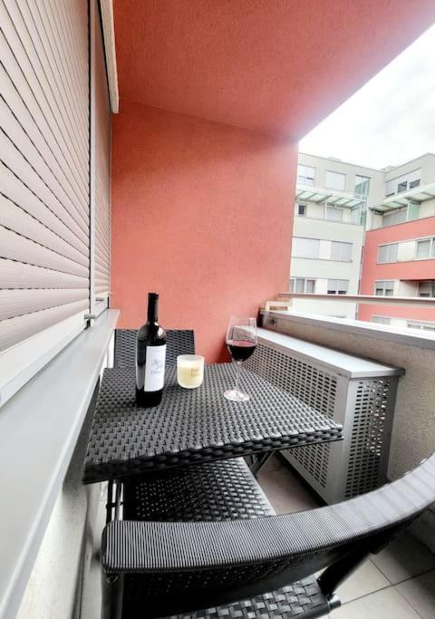 Urban Oasis: Stylish Retreat Apartment ซาเกร็บ ภายนอก รูปภาพ